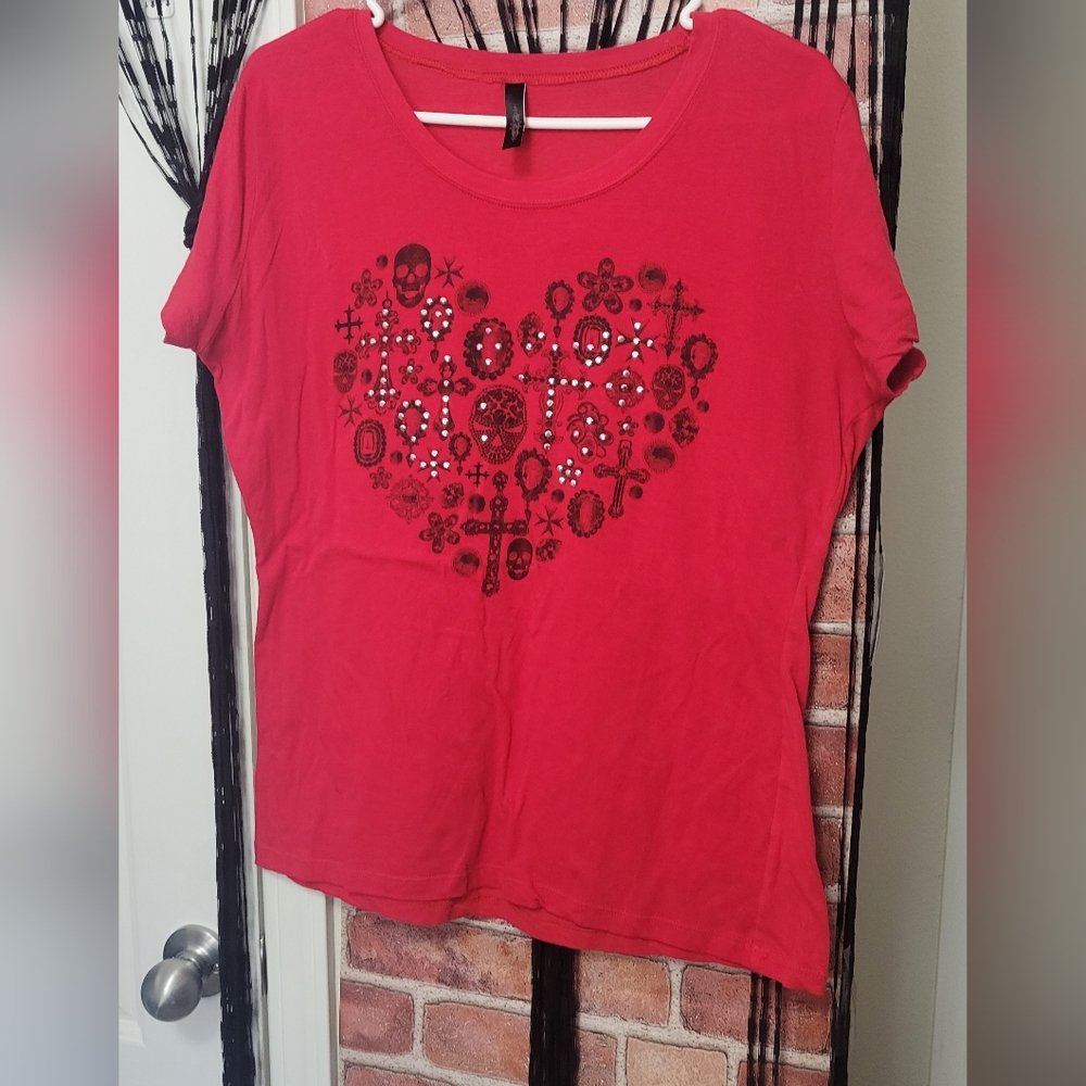 Women's TND brand skulls & crosses shoes sleeve tee. See measurements
